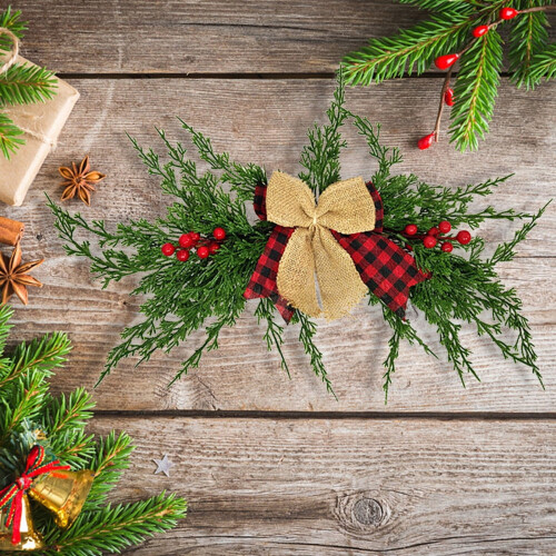 Τεχνητό Χριστουγεννιάτικο Στεφάνι με Κόκκινα Μούρα και Πράσινα