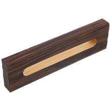 Fuente de cascada rústica de madera para acuario, ideal como accesorio para pecera o jardín interior.