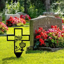 Croce commemorativa con decorazioni floreali per giardino, cimitero e tomba, in ricordo di una persona cara.