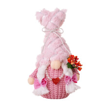 Pletená beztvárová lampa-bábika na dekoráciu na Valentína