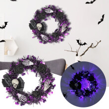 Czarny wianek na Halloween jako dekoracja drzwi wejściowych