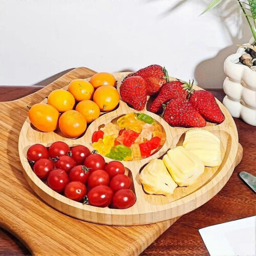 Piatto da snack in bambù con 5 scomparti e zona centrale per salse, ideale per antipasti e stuzzichini. 2