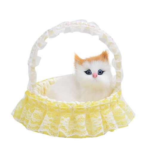 Mini chat miaulant dans un panier suspendu en dentelle