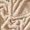 Fleece plaid 40x60 inch, licht camelkleurig 5