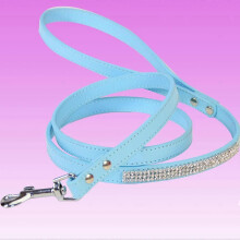 Guinzaglio per cani in ecopelle con strass, blu scintillante, ideale per passeggiate e addestramento di cani di piccola taglia.