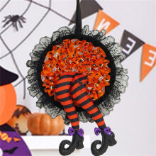 Halloweenský věnec s čarodějnicí nohou na vchodové dveře