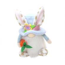 Marionnette de gnome de Pâques avec des oreilles de lapin et des manches rayées