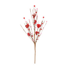 Arranjos de flores artificiais para o Dia dos Namorados com detalhes em vermelho e corações.