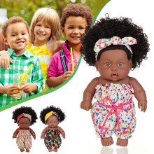 Bambola nera da 20 cm con capelli ricci per bambine dai 3 anni in su.