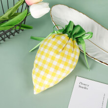Sachets à friandises en forme de carotte de Pâques en tissu à cordon jaune