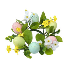 Coroa de velas em formato de ovo de Páscoa com ovos em tons pastel e folhagem.