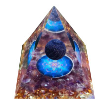 Pyramide en cristal de résine transparente de 6 cm pour l'énergie positive et