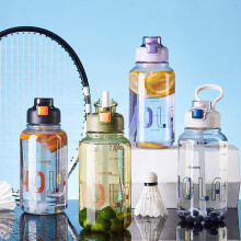Garrafa de água esportiva de plástico de 1100ml para caminhadas e acampamentos.
