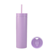 Vaso de plástico mate de 473 ml con tapa y pajita.
