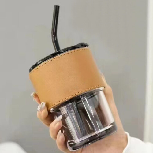 Xloro Glaskaffeebecher mit Deckel, Strohhalm und Lederhülle