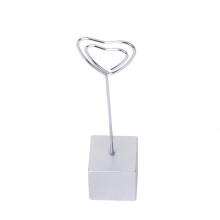 Pince photo en fil de fer en forme de cœur avec base cubique, blanche