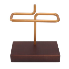 Soporte de madera para filtros de café con marco de hierro.