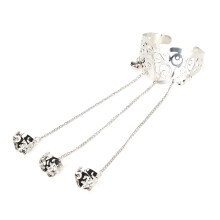Bracciale con imbracatura per mano in lega senza nichel e senza piombo, lavorazione squisita, motivo cavo inciso, anello con nappa multistrato e