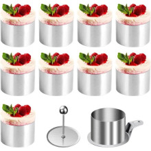 10 leivonnaisen renkaan setti - Halkaisija 8 cm - Ruostumattomasta teräksestä valmistettu mousse-vuoka - Sisältää täyttöpainimen ja lastan -