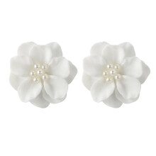 Boucles d'oreilles perles et fleurs pour femmes, idéales pour les soirées et les sorties en boîte.