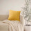 Coussin décoratif géométrique jaune 45 x 45 cm 5