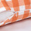 Gingham-pute 45x45 cm oransje hvit sett med 2 4