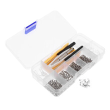 Kit per la riparazione di occhiali con viti metalliche e cacciavite.