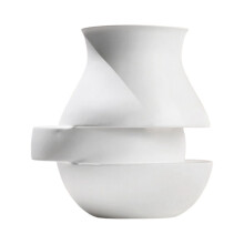 Vasos de resina laminados brancos com geometria abstrata, acessórios para arranjos florais, utensílios e ornamentos.