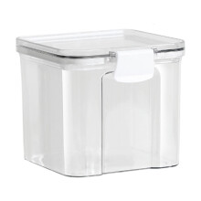 Doorzichtige plastic voedselbewaarcontainer van 700 ml, luchtdicht afgesloten.
