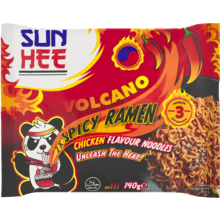 Sun Hee Danie z pszennym, błyskawicznym makaronem Ramen, typu noodle ze słodko-pikantnym sosem Volcano 140g