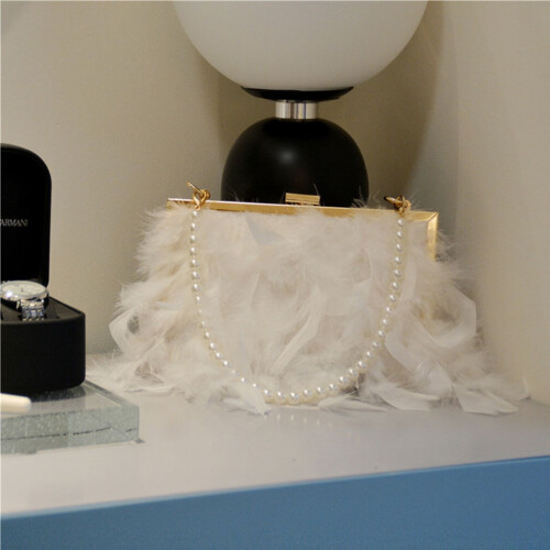 Pochette da sera da donna con piume e tracolla removibile.