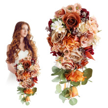 Ramo de novia en cascada con flores de seda. Flores rústicas de color naranja con eucalipto para ceremonias de boda de otoño.