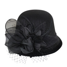 Vintage wollen clochehoed voor dames met bloemenversiering.