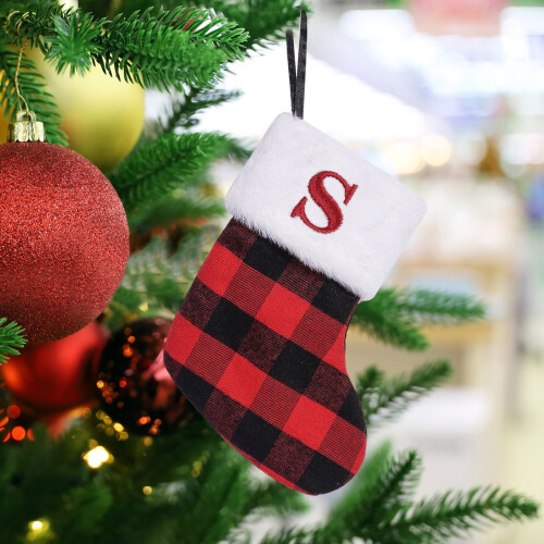 Mini-Weihnachtsstrumpf in rotem Büffelkaromuster mit Initialen