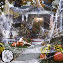 Halloweenská pavučinová dekorace s falešnými pavouky,