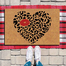 Leopardenmuster-Herzmatte mit roten Lippen, 61 x 41 cm