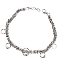 Trendy ketting met ronde lus en franjehals. Sierlijk,