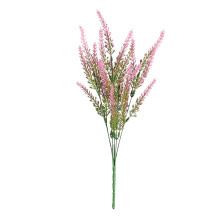 Künstlicher rosa Blumenstrauß als Dekoration für Hochzeiten im Freien