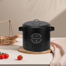 Baldes de metal com tampa para armazenar frutas e verduras.
