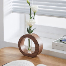 Holzvase für den Tisch mit einem Glasreagenzglas