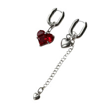 Delicate punkstijl oorsieraden asymmetrische hartoorbellen-Rood