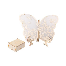 Livre d'or alternatif pour un mariage blanc de 40 à 200 invités : cadre en bois orné de petits papillons.