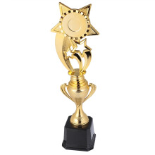 Copas y medallas de trofeos deportivos para baloncesto y fútbol.