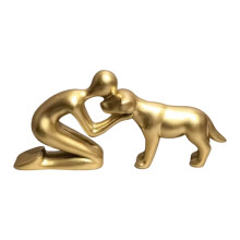 Kunstharz-Statue von Mann und Hund,-Gold kniend