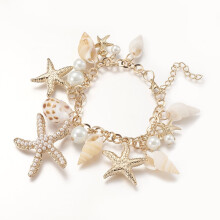 Pulseira com pingente de concha, estrela-do-mar cravejada de strass e pérolas de vidro.