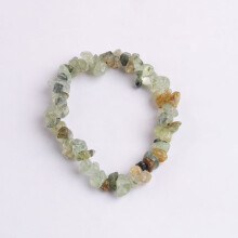 Pulseira de corrente de cristal para mulheres com design simples.