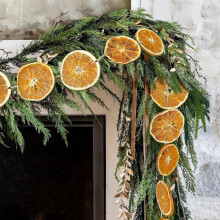 Mű karácsonyi koszorú, narancssárga bogyók, zöld indák, 9,8 láb