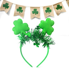 Groene hoofdband met gestreepte kwastjes voor St. Patrick's Day.