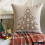Housse de coussin décorative de Noël en lin doré 56 x 56 cm 1