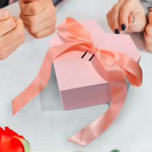 Coffret cadeau à double porte en forme de cœur avec nœud en ruban